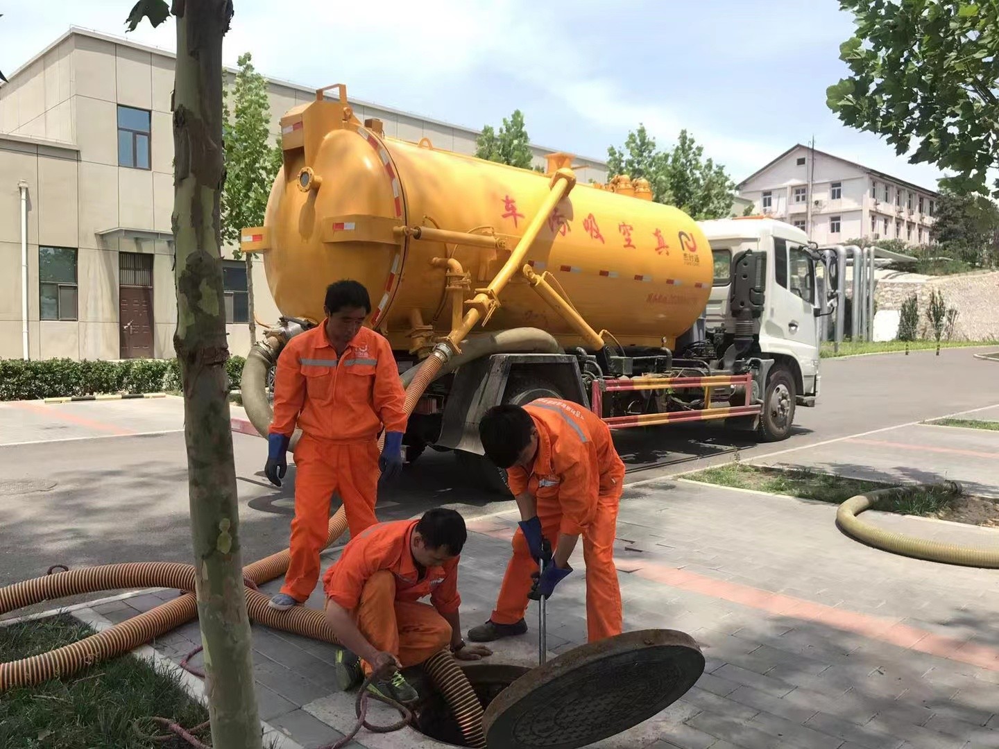 高石碑镇化粪池清理与5-8吨吸粪车施工效率分析